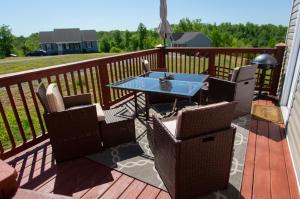 eine Terrasse mit Stühlen und einem Tisch auf einer Terrasse in der Unterkunft Pet-Friendly, GREAT Guest Suite with Private Entry & Deck! ONLY 25 Mins from Downtown Nashville! in Ashland City