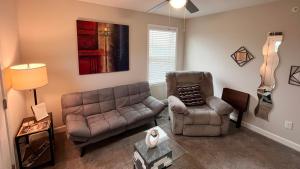 Posezení v ubytování GREAT Little Guest Suite with Private Entry & Deck! Pet Friendly & 30 Mins to Nashville!