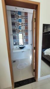 une porte menant à une chambre avec un mur et un miroir dans l'établissement Orla Graciosa, à Palmas