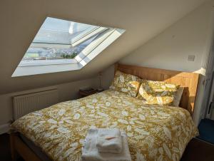 een slaapkamer met een bed en een groot raam bij South Downs View in Brighton & Hove