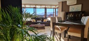 uma sala de estar com uma mesa e cadeiras e um sofá em Apartamento Malzapatu - 4 dormitorios - Llanes em Llanes