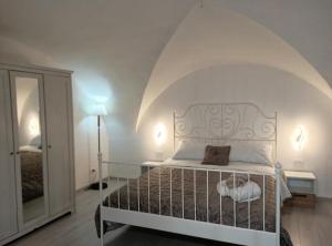 een slaapkamer met een bed en een grote spiegel bij Dimora Lucia Majorana in Catania