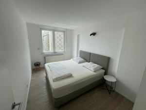 ミッデルケルケにあるCaroline Chérieのベッドと窓のある小さな寝室 +19枚の写真