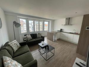 ミッデルケルケにあるCaroline Chérieのソファとテーブルのあるリビングルーム