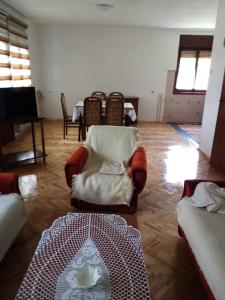 uma sala de estar com uma cadeira e uma mesa em Kecman em Drvar