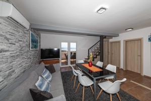 Μια τηλεόραση ή/και κέντρο ψυχαγωγίας στο Villa Pinia