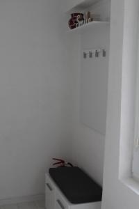 um quarto branco com um WC com uma tampa preta em Red Apartment em Sarajevo