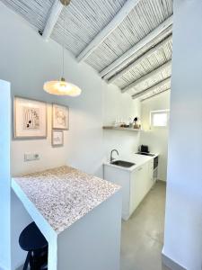 - une cuisine blanche avec un comptoir et un évier dans l'établissement Casa XS, à Alvor