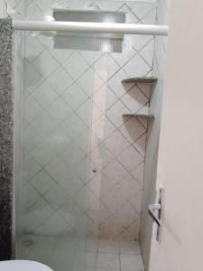 y baño con ducha y puerta de cristal. en Ecomar Pousada, en São José da Coroa Grande