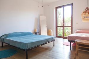 Katil atau katil-katil dalam bilik di Wonderful villa with swimming pool near the sea.