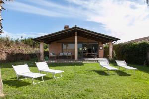 Taman di luar Wonderful villa with swimming pool near the sea.