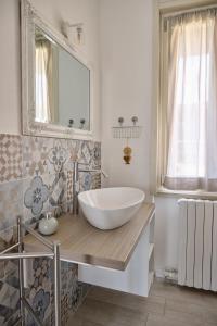 un baño con un gran lavabo en un mostrador de madera. en Dolce Lago B&B, en San Felice del Benaco