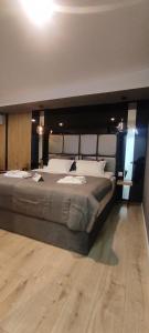 um quarto com uma cama grande num quarto em Garden Lounge Hotel em Yerevan