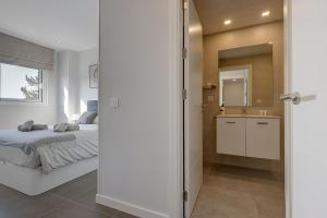 Kúpeľňa v ubytovaní Brand new apartment with pool and SEA VIEW in Marbella