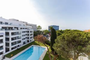 Bazén v ubytovaní Brand new apartment with pool and SEA VIEW in Marbella alebo v jeho blízkosti