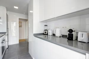 Kuchyňa alebo kuchynka v ubytovaní Brand new apartment with pool and SEA VIEW in Marbella