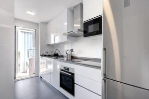Kuchyňa alebo kuchynka v ubytovaní Brand new apartment with pool and SEA VIEW in Marbella