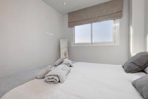 Posteľ alebo postele v izbe v ubytovaní Brand new apartment with pool and SEA VIEW in Marbella