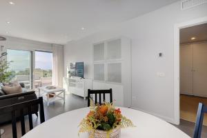 Posedenie v ubytovaní Brand new apartment with pool and SEA VIEW in Marbella