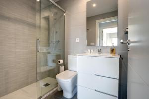 Kúpeľňa v ubytovaní Brand new apartment with pool and SEA VIEW in Marbella