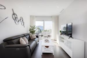 Televízia a/alebo spoločenská miestnosť v ubytovaní Brand new apartment with pool and SEA VIEW in Marbella