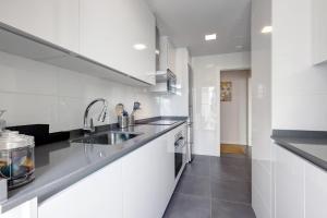 Kuchyňa alebo kuchynka v ubytovaní Brand new apartment with pool and SEA VIEW in Marbella