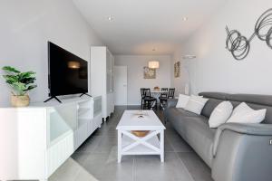 Posedenie v ubytovaní Brand new apartment with pool and SEA VIEW in Marbella