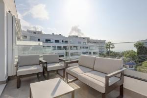 Balkón alebo terasa v ubytovaní Brand new apartment with pool and SEA VIEW in Marbella