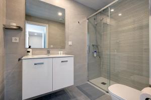 Kúpeľňa v ubytovaní Brand new apartment with pool and SEA VIEW in Marbella