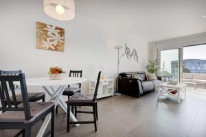 Posedenie v ubytovaní Brand new apartment with pool and SEA VIEW in Marbella