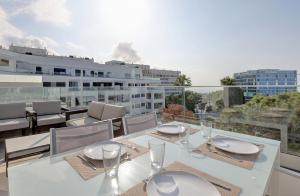 Balkón alebo terasa v ubytovaní Brand new apartment with pool and SEA VIEW in Marbella