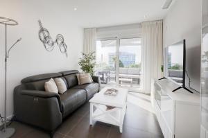 Televízia a/alebo spoločenská miestnosť v ubytovaní Brand new apartment with pool and SEA VIEW in Marbella
