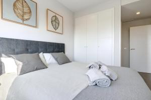 Posteľ alebo postele v izbe v ubytovaní Brand new apartment with pool and SEA VIEW in Marbella