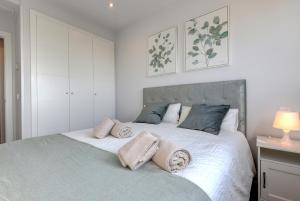Posteľ alebo postele v izbe v ubytovaní Brand new apartment with pool and SEA VIEW in Marbella