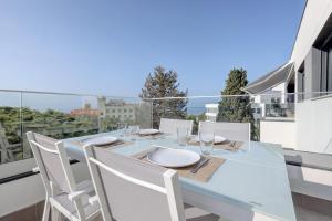 Balkón alebo terasa v ubytovaní Brand new apartment with pool and SEA VIEW in Marbella