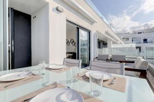 Balkón alebo terasa v ubytovaní Brand new apartment with pool and SEA VIEW in Marbella