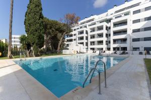 Bazén v ubytovaní Brand new apartment with pool and SEA VIEW in Marbella alebo v jeho blízkosti