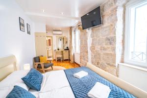Televízia a/alebo spoločenská miestnosť v ubytovaní Luxury Rooms Lucija and Luka