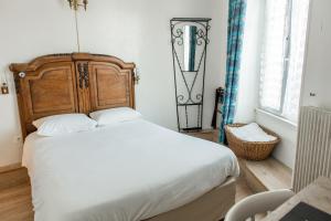 A bed or beds in a room at Le Relais Des Templiers