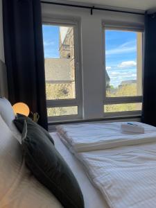 een slaapkamer met een bed en een raam met uitzicht bij JAWO Apartments im Herzen von Koblenz in Koblenz