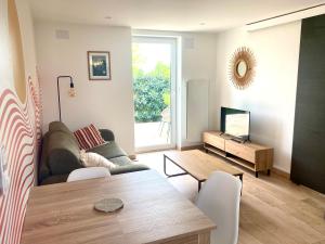 a living room with a couch and a table at Gîte proche Colmar vignoble in Wettolsheim