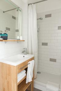 A bathroom at Le Relais Des Templiers