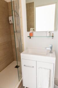 A bathroom at Le Relais Des Templiers