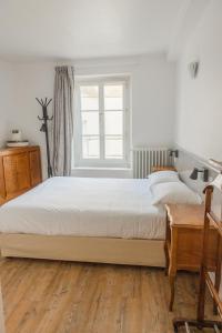 A bed or beds in a room at Le Relais Des Templiers