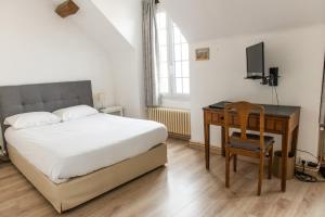A television and/or entertainment centre at Le Relais Des Templiers