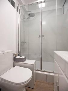 uma casa de banho branca com um WC e um chuveiro em Studio / 900m de la plage em Fréjus