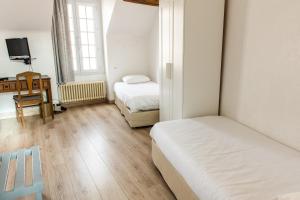 A bed or beds in a room at Le Relais Des Templiers