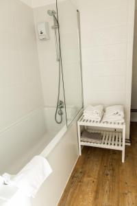 A bathroom at Le Relais Des Templiers
