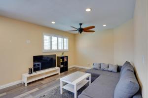 ハンティントンビーチにあるHuntington Beach Vacation Rental with Private Pool!のソファと薄型テレビのあるリビングルーム