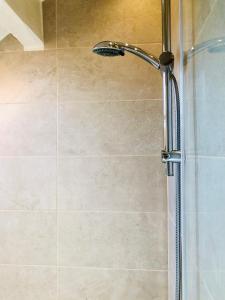 een douche met een glazen deur in de badkamer bij Matosinhos Beach Loft in Matosinhos